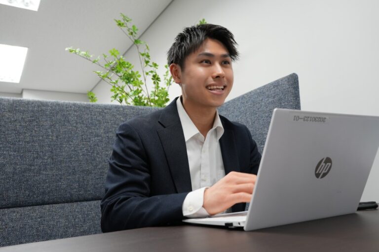臆さず挑み、価値をつなぐ。<br>― 新卒3年目が語る<br>「若手が挑戦できる環境」のリアル ―