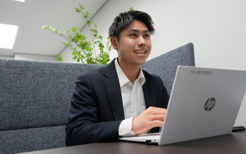 臆さず挑み、価値をつなぐ。<br>― 新卒3年目が語る<br>「若手が挑戦できる環境」のリアル ―